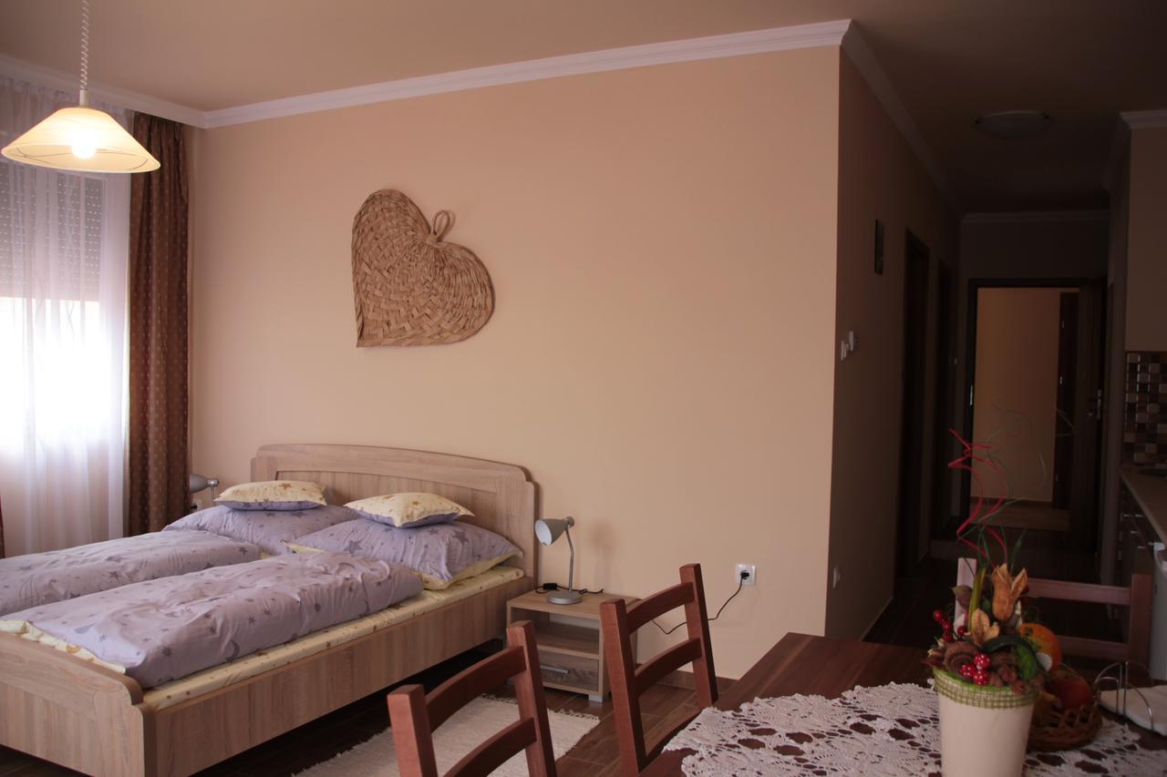 Imola Es Andrea Apartmanhaz 2 Hajduszoboszlo Exterior photo